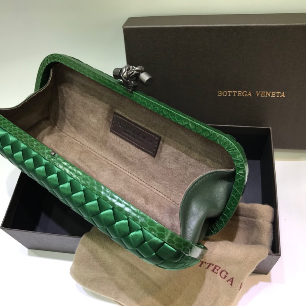 Bottega Veneta emerald Pochette Knot Green Silk ref.299487 - Joli