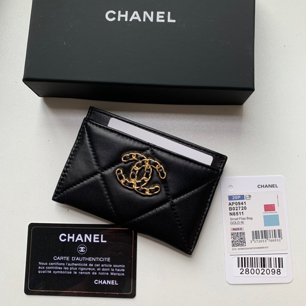 Chanel card holder cruise 2022 pink, Women's Fashion, Bags & Wallets,  Wallets & Card Holders on Carousell